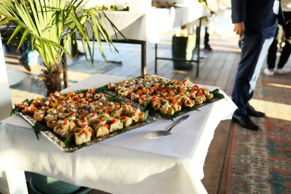 5 idées pour un apéro inoubliable à Paris avec un traiteur